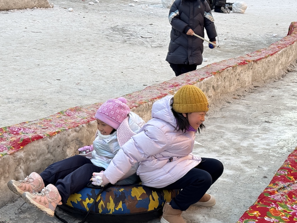 魯商服務(wù)“爾濱”冰滑梯上線！業(yè)主：太懂我們了