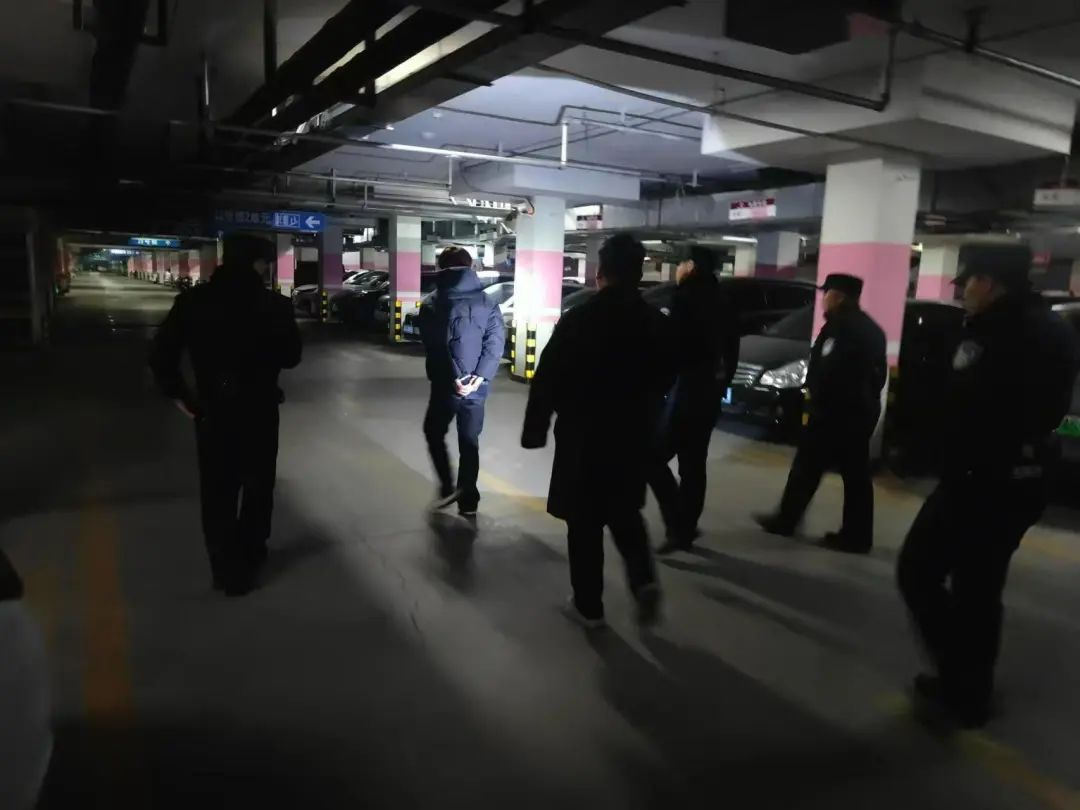 該出手時就出手，魯商服務(wù)深夜擒獲兩名“拉車門”竊賊